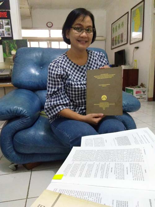 Ibu Renie holds her Master of Science Thesis at the OFI office in Jakarta